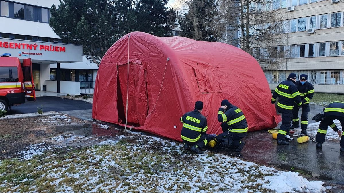Před slovenskými nemocnicemi staví stany. Mají ulehčit třídění covidových pacientů